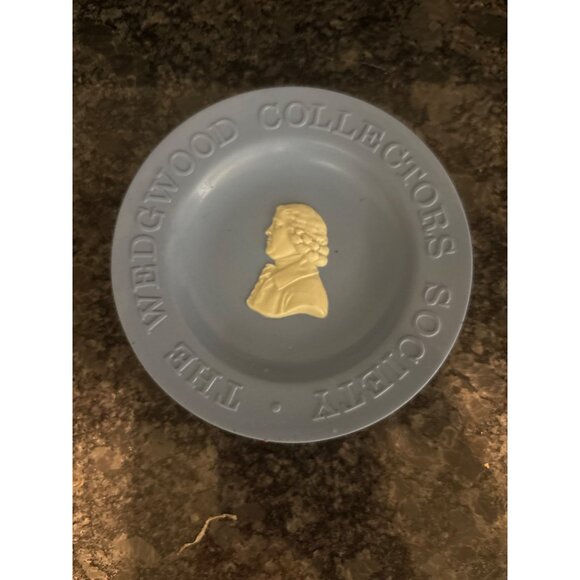 Wedgwood Collectors Society Commemorative Plate W/ Relief Profile - Picture 7 of 10